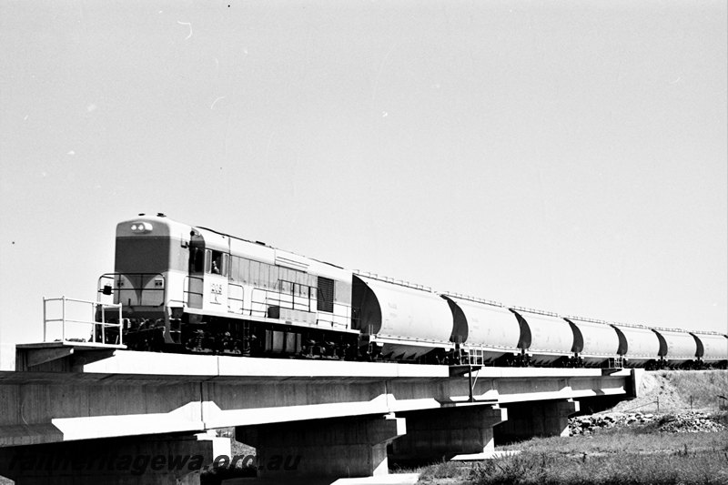 P22653
K class 205 hauling up standard gauge wheat train Woodbridge triangle. ER line.
