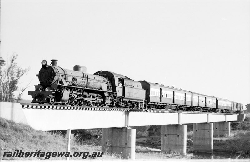 P22660
W class 904  hauling No 20 conditional passenger train from Bunbury to Perth crossing Collie River, Roelands. SWR line. 
