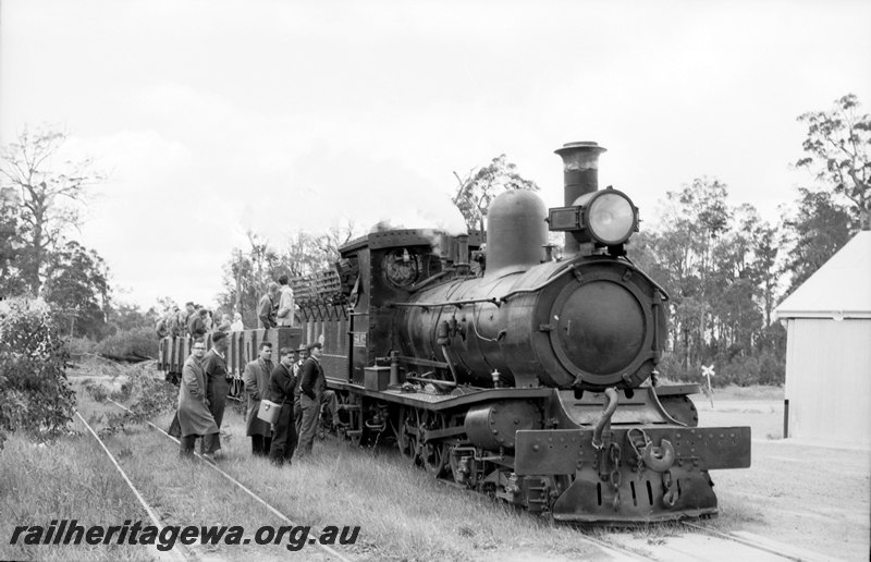 P22674
SSM No 2 at Manjimup - ARHS outing to Deanmill.in photo L to r Don Tyler, Edwin Woodland, Max Zeplin, Laurie Tyler, unknown, Alan Hamilton. Geoff Blee and Allan Tilley in front of wagon.  PP line.
