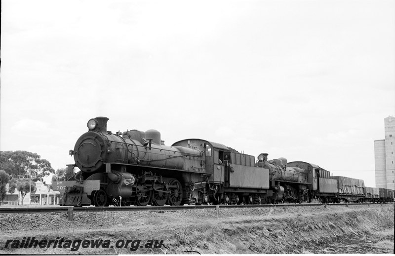 P22681
PM class 707 & PM class 706 hauling No 112 goods entering Tammin. EGR line.
