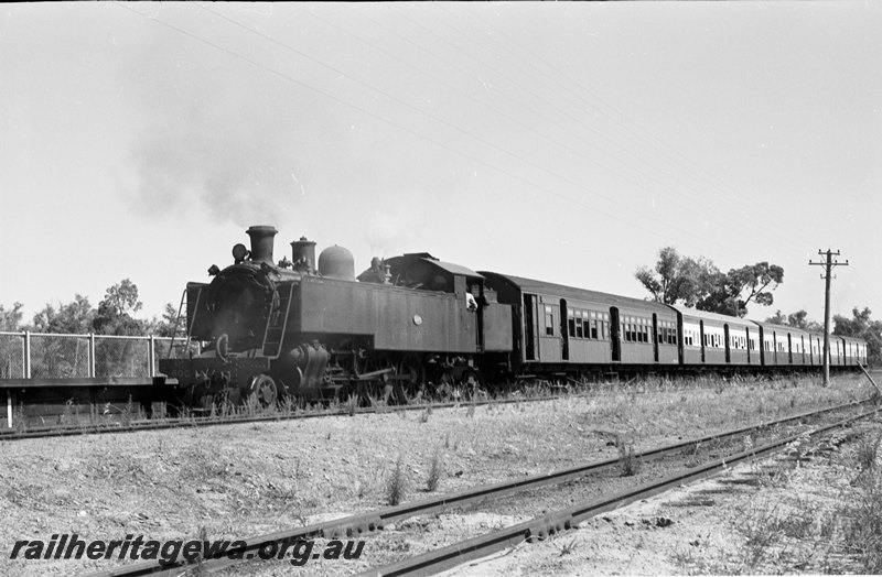 P22684
DD class 600 hauling No 142 passengers at Tredale. SWR line.
