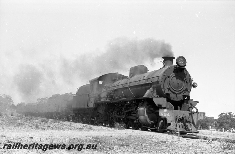 P22690
W class 954  goods from Kondinin between Boundain and Narrogin. NWM line.
