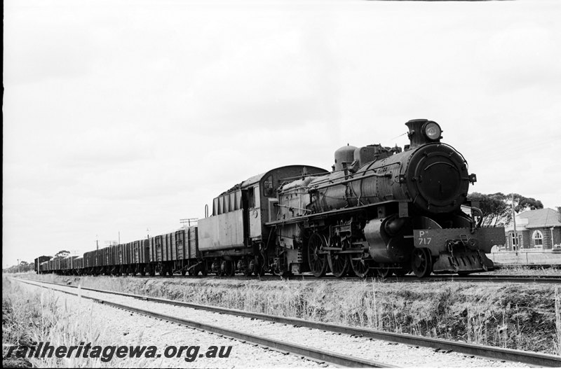 P22691
PM class 717  goods at Kellerberrin. EGR line.
