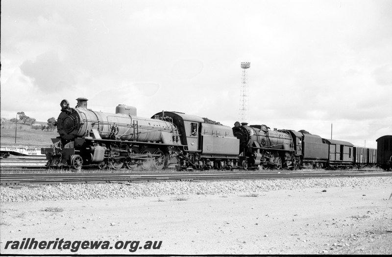 P22703
W class 909 & V class 1219  hauling No 19 goods arriving Avon Yard. ER line.
