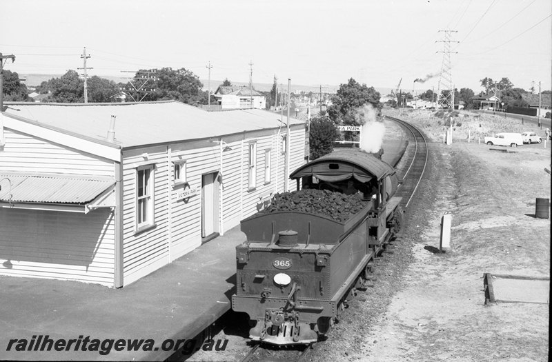 P22705
Fs Class 365 light engine passing Victoria Park station after ballasting at Kewdale. SWR line.
