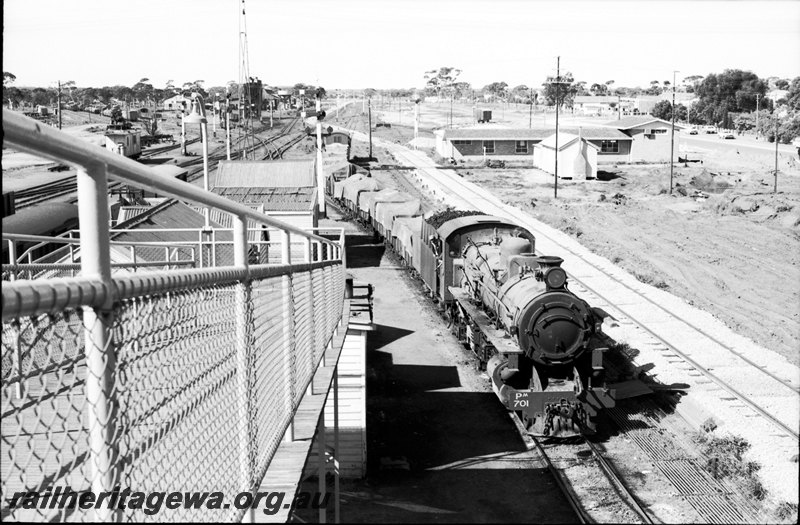 P22720
PM class 701 akru special arriving Merredin from Narembeen. EGR line.
