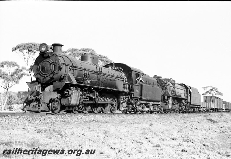 P22727
W class 934 & V class 1224 hauling No 16 goods to York leaving Cuballing. GER line.
