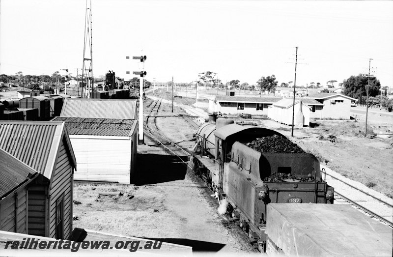 P22737
W class 937 arriving Merredin from Bruce Rock.View from footbridge looking east. EGR line.
