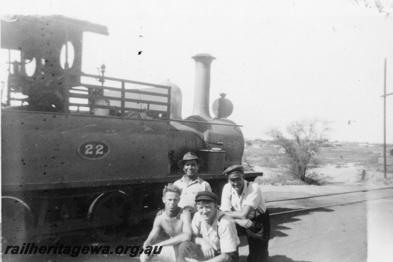 P22742
H class 22, crew and bystanders, Port Hedland, PM line, end and side view, c1950s

