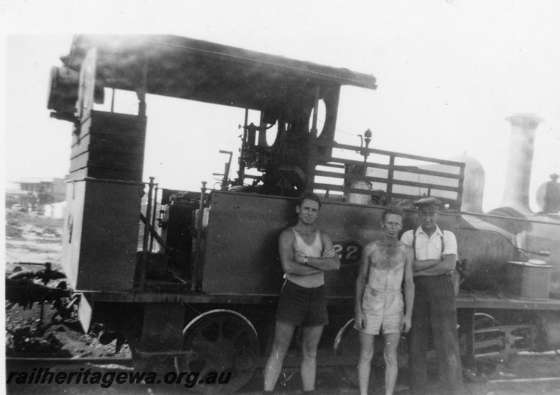 P22743
H class 22, crew, Port Hedland, PM line, side view, c1950s
