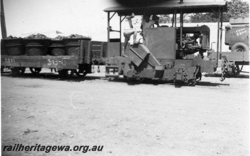P22751
State Engineering Works NW class 4 Fordson shunting tractor, HB class 2331 wagon, Port Hedland, PM line, side and end view, c1951-1958
