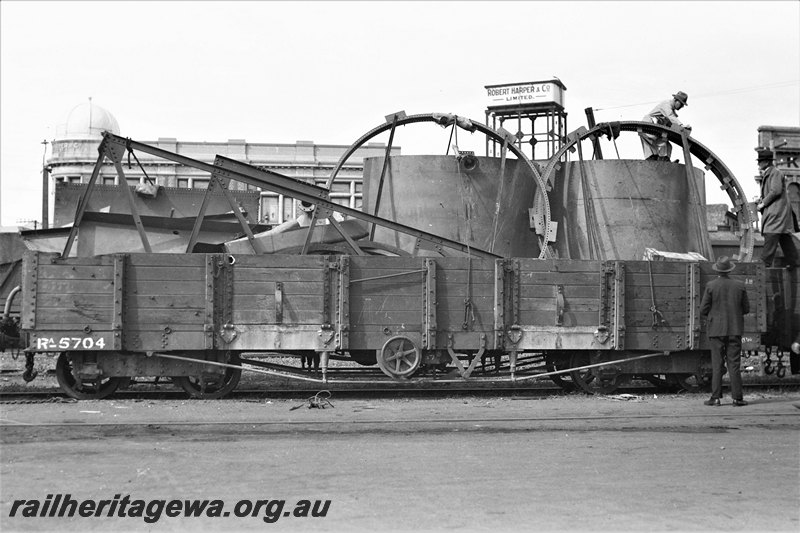 P22779
RA class 5704 5 plank wagon loaded with water tanks and fixings 3 of 4, Robert Harper & Co water tower, Fremantle, ER line, side view from trackside
