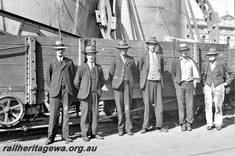 P22780
RA class 5704 5 plank wagon loaded with water tanks and fixings 4 of 4, group photo of 5 men standing in front of wagon, Fremantle, ER line, side view of wagon (part) from trackside
