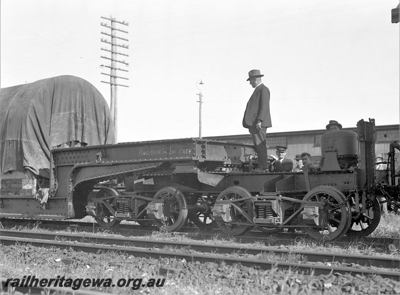 P22781
QX class 2300 trolley wagon, onlookers, Fremantle, ER line, side and end view (part)
