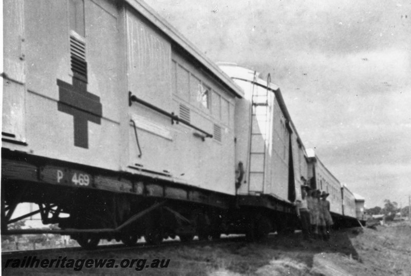 P22785
P class 469 ambulance carriage with red cross, other white carriages derailed, army ambulance train 10 AAT, onlookers, Bellevue, ER line, view along side of train
