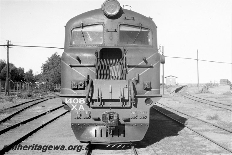 P22795
XA class 1408, with water bag, station building, platform, yard, Kamballie, B line, front view
