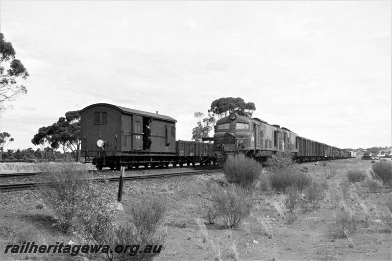 P22805
XA class 1404, another XA class diesel, double heading No 94 goods, crossing No 87 goods including brake van and wagons on loop, Woolgangie, EGR line, front and side view
