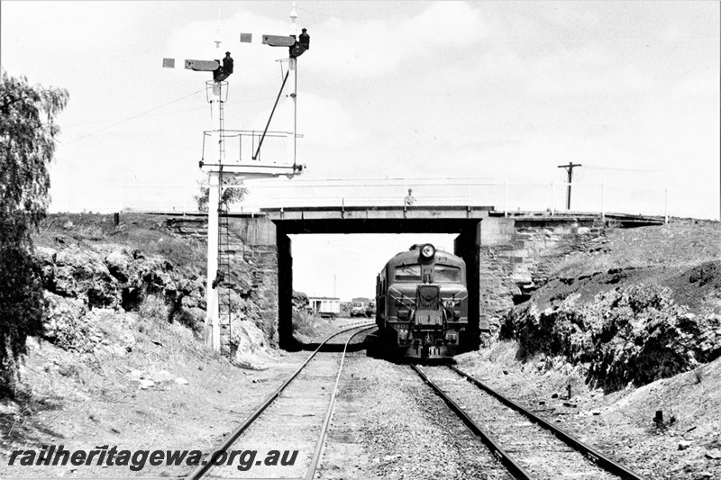 P22806
XA class 1409 and another XA class, double heading No 162 goods to Kalgoorlie, bracket signals, overhead bridge, leaving Coolgardie, EGR line, front view
