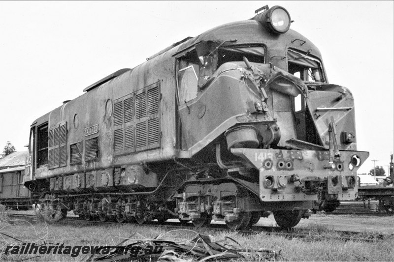 P22813
Damaged XA class 1413 after derailment at Collier siding, Esperance, CE line, side and front view
