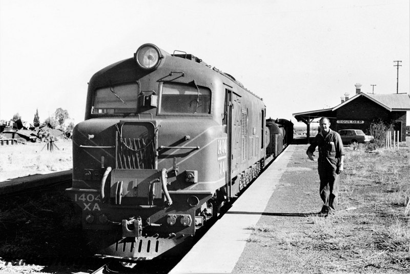 P22817
XA class 1404 on No 10 goods, driver Keith Williams, platform, station building, canopy, Boulder, B, front and side view
