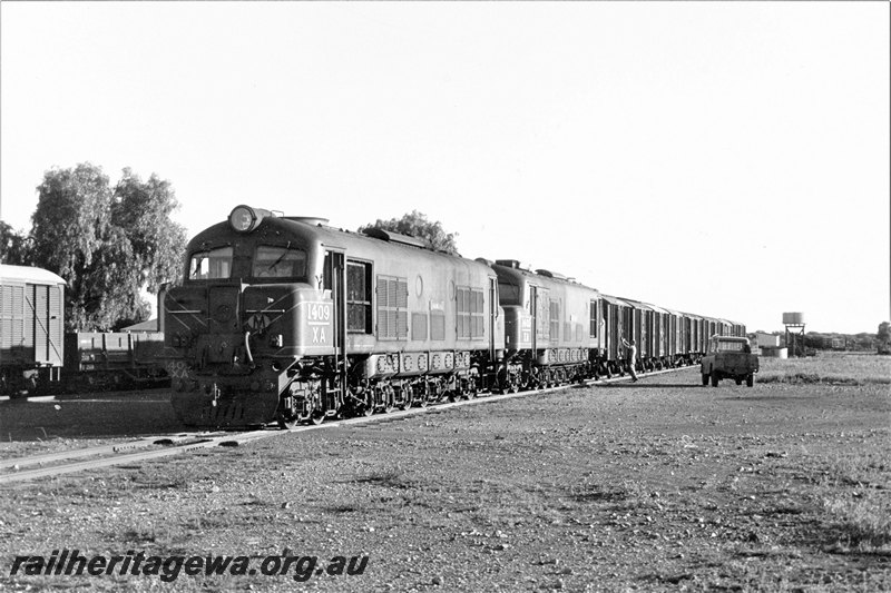 P22819
XA class 1409, XA class 1405, double heading No 191 goods to Leonora, putting off empties, worker, water tower, Kookynie, KL line, front and side view
