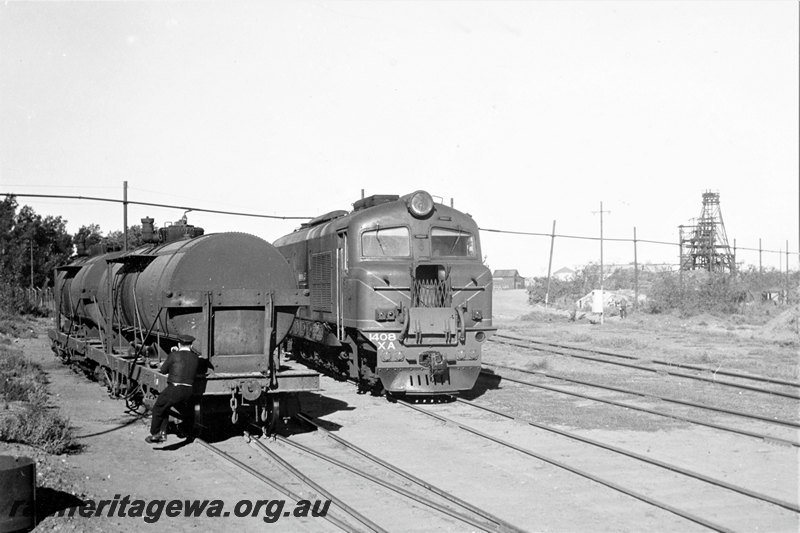 P22820
JD class tank wagon, XA class 1408 on No 9 goods, drooping off oil from Esperance to Lake View and Star mine siding, derrick, worker, Kamballie, B line, side and front view
