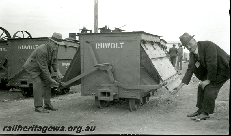 P22940
Ruwolt mine trolleys, onlookers, Youanmi Mine
