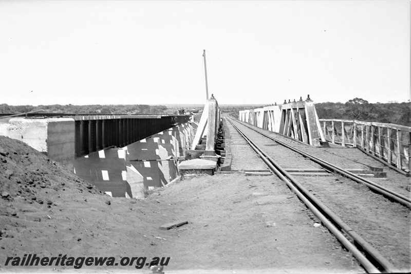 P23002
Eradu bridge crossing Greenough River construction, Eradu. NR line.
