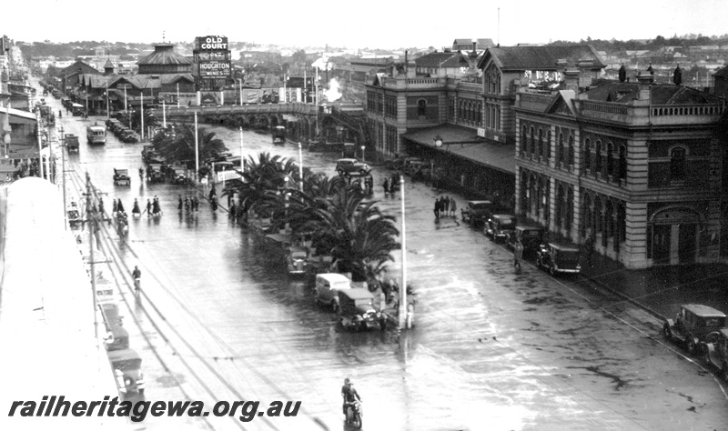 P24108
Station forecourt, Horseshoe bridge, Wellington Street, water tower with 