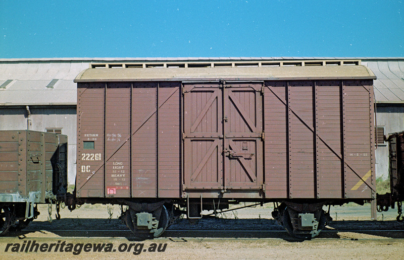 P24116
DC class 22261 wagon, side view
