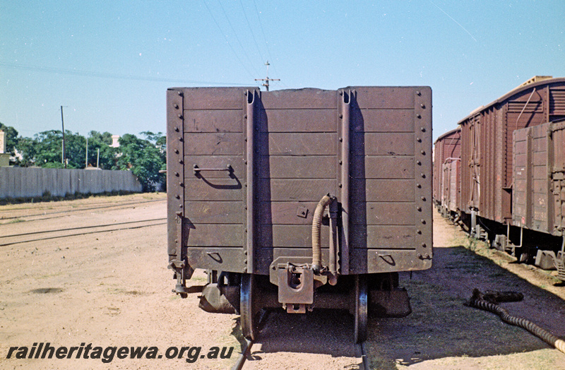 P24121
RCA class 23907 wagon, end view
