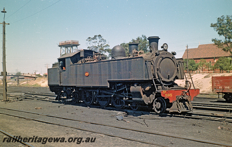 P24172
DD class 595, portion GS class 5040 wagon, overhead footbridge, signal, church, Midland, ER line, side and front view
