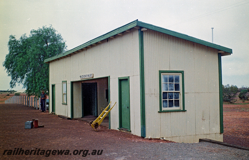 P24177
Station building, platform, luggage trolley, bags, passenger, Kookynie, KL line

