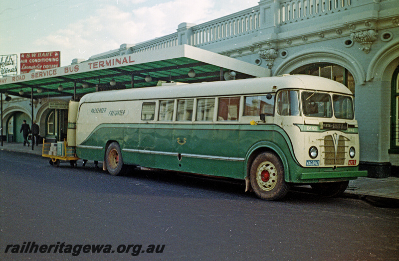 P24198
Railway Road Service  passenger freighter bus D42 WAG8942, loading freight, at Horseshoe bridge road service terminal, Perth station, side and front view
