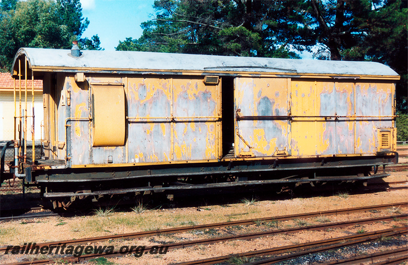 P24213
2 of 3 views of Z class 202 in HVR ownwership, very worn yellow livery, Dwellingup, platform end and side view

