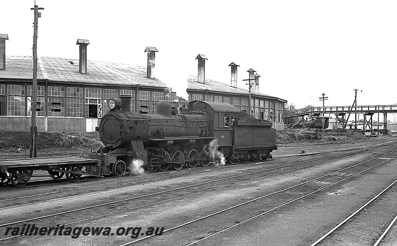P24224
FS class 452, shunter's float, roundhouse, overhead footway, tracks, Bunbury, SWR line, front and side view
