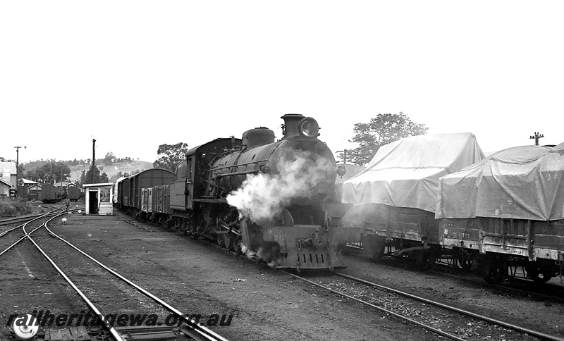 P24232
W class 913, on goods train, covered wagons, trackside hut, tracks, wagons, point lever, Bridgetown, PP line, side and front view
