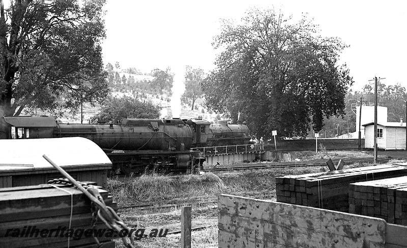 P24243
S class 541, W class 904 on turntable, piles of timber, trackside building, Bridgetown, PP line, rear and side view
