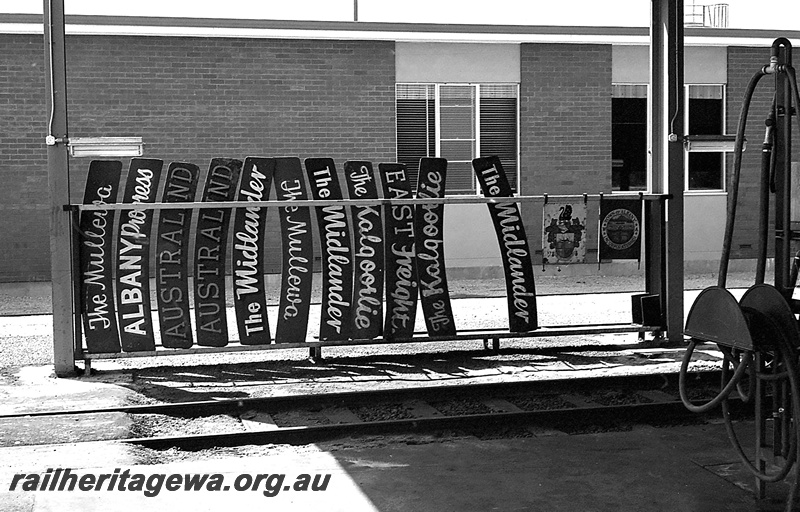 P24252
Train nameboards for the 