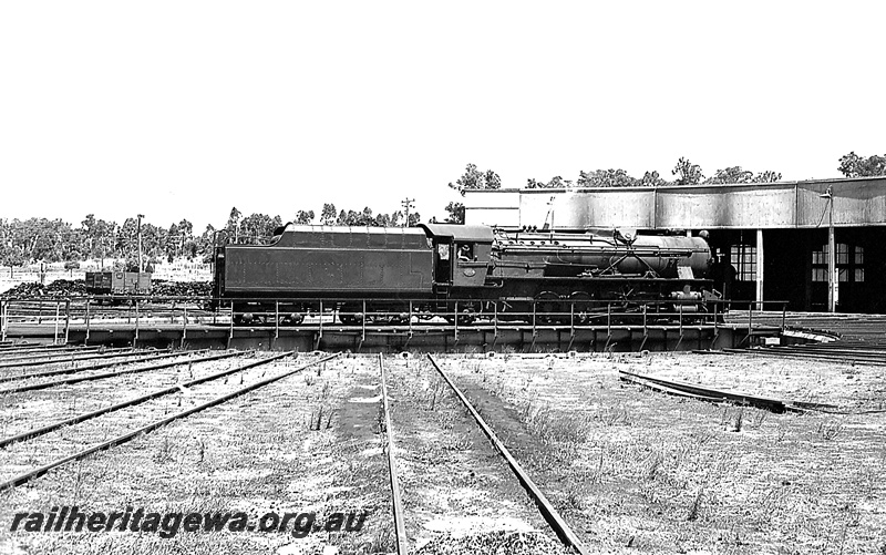 P24275
V class 1204, on turntable, roundhouse, wagon, tracks, loco depot, Collie, BN line, side view

