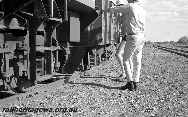 P24293
GM class wagon15695, being put back on track, workers, tracks, Malcolm, KL line, close up of wheels and track, view from trackside
