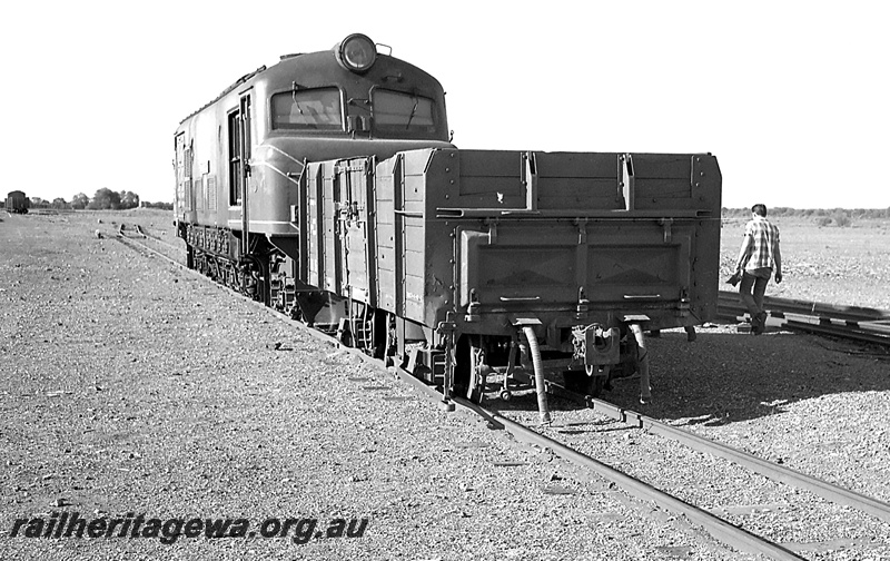 P24294
X class diesel, GM class wagon15695, being put back on track, worker, tracks, Malcolm, KL line, side and end view
