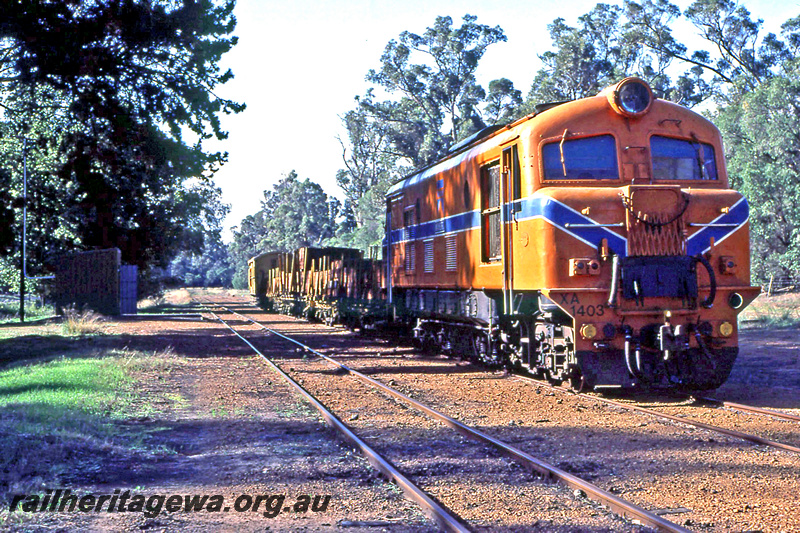 P24329
XA class 1403, on goods train from Nannup, changing staff, trackside building, Wonnerup, BB line, side and front view
