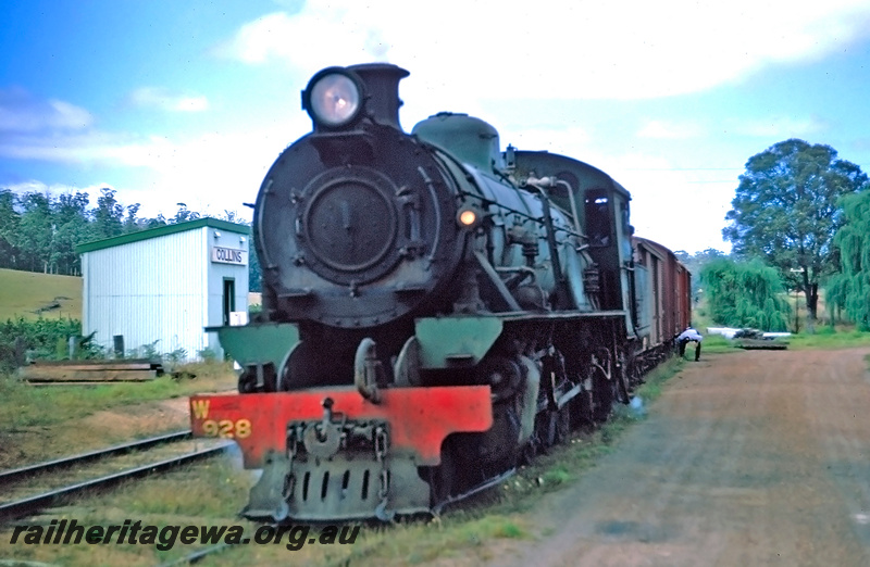 P24352
W class 928 shunting Collins Siding. Station name in photo. PP line.
