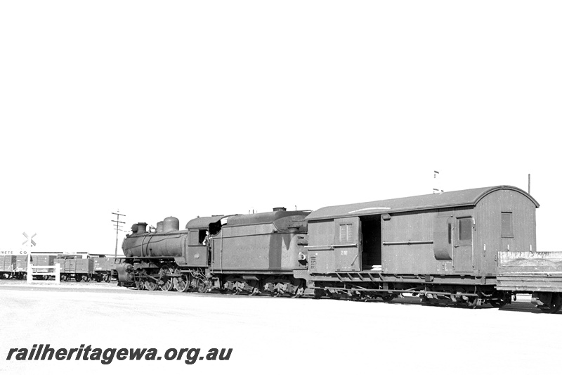 P24364
U class 655, Z class 150 van, flat wagon, other wagons, level crossing, at Cresco fertiliser works, Bassendean, ER line, side and rear view 
