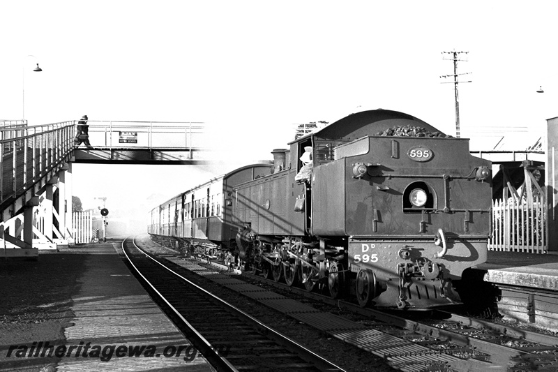 P24370
DD class 592, rear end leading, on Perth to Fremantle passenger service, platforms, overhead pedestrian bridge, pedestrians, light signal, Subiaco, ER line, side and end view 
