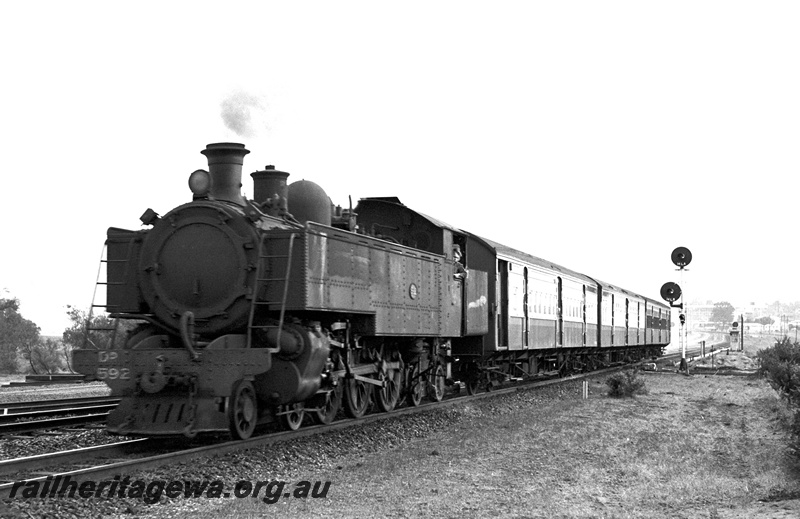 P24377
DD class 592, on No 111 Perth to Armadale passenger service, leaving Goodwood loop, light signals, SWR line, front and side view from trackside
