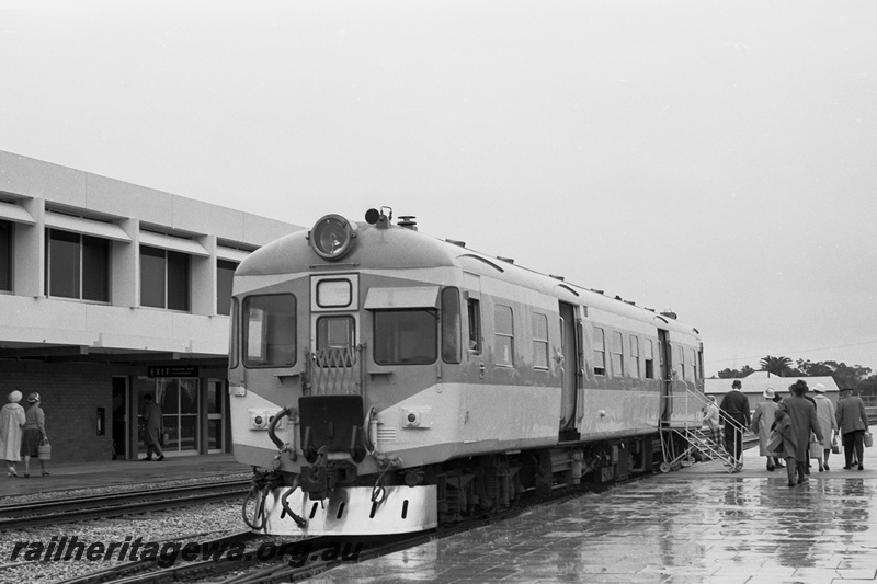 P24394
ADX class railcar 670, in blue and grey livery, on Australian Railway Historical Society tour, tourists, mobile steps, station building, Northam, ER line, end and side view

