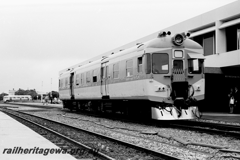 P24395
ADX class railcar 670, in blue and grey livery, on Australian Railway Historical Society tour, tourists, bus, station building, Northam, ER line, side and end view
