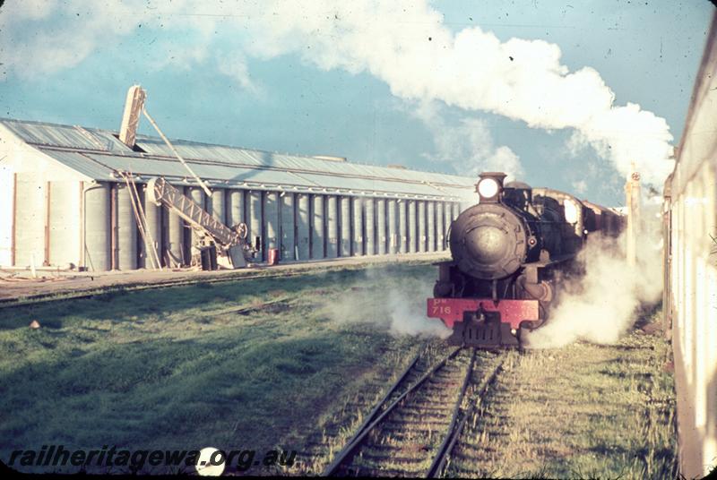 T00010
ARHS Vic Div visit, PM class 716, wheat bin, Wickepin, NWM line, photo taken from a passing train
